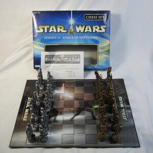 2003 Hasbro Parker Brothers Star Wars Episode II Attack Of The Clones Chess Set